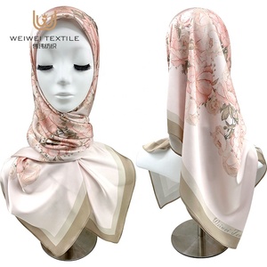 Hijab en satin de <span class=keywords><strong>soie</strong></span> pour femmes musulmanes, imprimé numériquement, motifs floraux, tissu de luxe personnalisé - Product Image 2