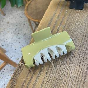 مشابك شعر بلاستيكية بلونين من Qianjin للبيع بالجملة، إكسسوارات شعر أنيقة ومتعددة الاستخدامات للنساء - Product Image 5