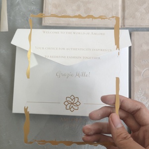 دعوة زفاف فاخرة مخصصة من المخمل البيج مع مونوغرام من رقائق الفضة، مغلف أكريليك شفاف مع شريط أنيق لدعوات الحفلات - Product Image 2