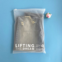 Sacs à fermeture éclair en plastique givré réutilisables personnalisés avec votre propre logo, emballage durable pour vêtements