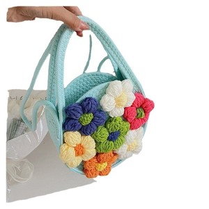 Sac à main rond tissé pour femme avec fleurs au crochet, sac de plage d'été élégant en forme de demi-lune, design color block - Product Image 5