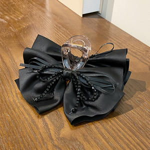 Pince à cheveux requin noire pour femme avec perles de riz et nœud en tissu - Product Image 2