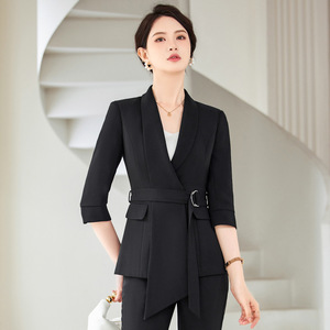 Traje de falda profesional para mujer, moderno y elegante, estilo diurna, ideal para recepcionistas de hotel. - Product Image 2