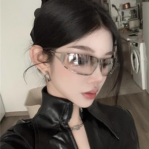 Lunettes de soleil futuristes pour femmes, monture argentée, verres en résine métallique, protection UV400, style cycliste - Product Image 3