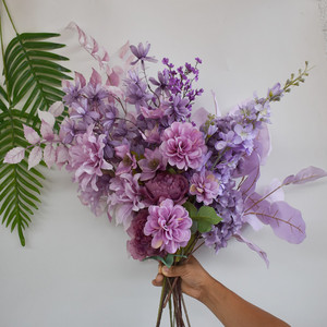 Vente en gros d'Hortensia de fleurs artificielles de soie pour mariage violet avec pièces de tige pour accessoires de guidage routier au plafond - Product Image 1