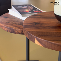 Table basse ronde moderne NORYA en noyer massif avec base sur pied foncé et plateau épais pour salon