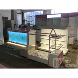 Encantadora y alegre de <span class=keywords><strong>la</strong></span> ropa del bebé de <span class=keywords><strong>la</strong></span> tienda de muebles de madera escaparate de <span class=keywords><strong>la</strong></span> exhibición para <span class=keywords><strong>la</strong></span> venta - Product Image 1