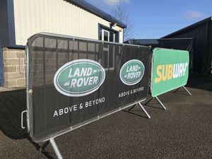 Tùy Chỉnh Kích Thước Lớn PVC & Polyester Hàng Rào Lưới Quảng Cáo Biểu Ngữ Kỹ Thuật Số In Ngoài Trời Với May Kim Grommets - Product Image 4