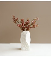 Vase en céramique texturé torsadé YanJun, vase décoratif moderne à lignes ondulées en relief pour la décoration de table à la maison