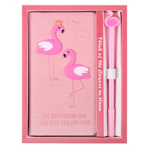 Set Regalo di Cancelleria 2 in 1 a Tema Fenicottero Include Taccuino, Diario Tascabile, Blocco Note <span class=keywords><strong>e</strong></span> Penna, Regalo per Ragazze <span class=keywords><strong>e</strong></span> Donne - Product Image 1
