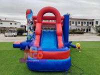 Château gonflable inspiré des jeux vidéo rétro avec personnage géant et toboggan pour les fêtes d'anniversaire des enfants