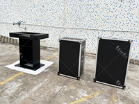 Podium DJ avec finition noire, deux valises de transport et support pour ordinateur portable