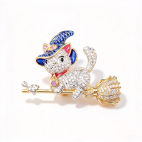 Broche en cuivre et zircon, entièrement sertie de diamants, motif chaton magique, style dessin animé, avec finition émail goutte d'huile, chapeau de sorcier et balai, vente en gros