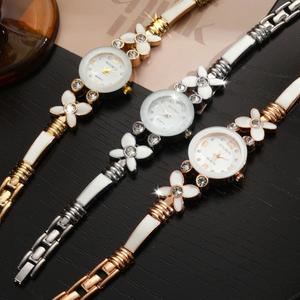 Montre élégante pour femme en cristal coloré, style bracelet, petit cadran, montre à quartz - Product Image 1