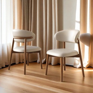 Silla de Comedor de Madera Maciza, Estilo Nórdico Minimalista, Diseño Moderno de Lujo Ligero, Tapicería Suave Color Crema, Muebles para el Hogar y Restaurantes - Product Image 1