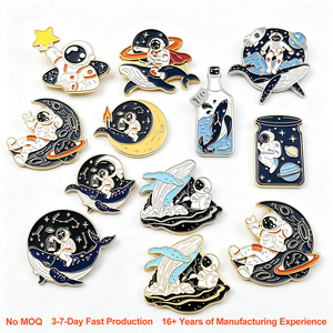 Broches personnalisées mignonnes en émail souple et dur, en alliage de zinc, avec logo métallique de dessin animé Spaceman Cartoon Star Planet - Product Image 1