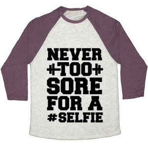 Camiseta de béisbol unisex de mezcla triple Never Too Sore for a Selfie - Product Image 5