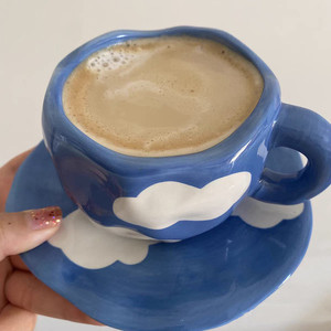 แก้วกาแฟเซรามิกพร้อมจานรองลายวาดมือสไตล์นอร์ดิก ลายท้องฟ้าสีฟ้าเมฆขาว ดีไซน์ไม่สมมาตร - Product Image 4