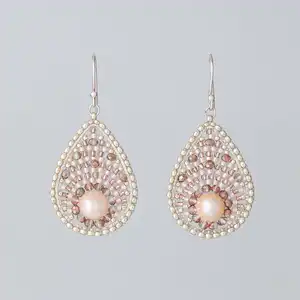 Pendientes Colgantes de Perlas Rosas Hechos a Mano - Product Image 1