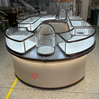 Vitrine de Luxe Moderne pour Bijouterie, Meuble de Présentation en Verre Courbé et Acier Inoxydable, Combinaison de Couleurs Personnalisée, Vitrine à Bijoux