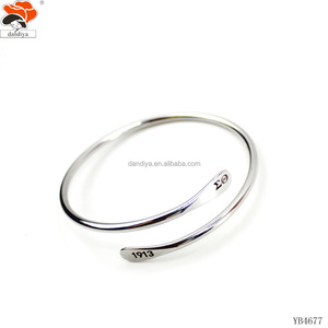 Brazalete Ajustable de Acero Inoxidable con Letra Grabada Personalizada DST 1913, Brazalete Moderno con Logotipo Personalizado Chapado en Oro Rosa - Product Image 2