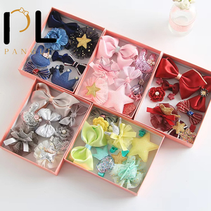 Set di 10 Accessori per Capelli in Tessuto per Bambine: Elastici, Fermagli, Fasce e Fermagli a Forma di Cartone Animato in Confezione Regalo - Product Image 1