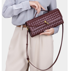 Borsa a <span class=keywords><strong>tracolla</strong></span> in pelle intrecciata con patta, versatile, orizzontale, da sera, per donna - Product Image 1