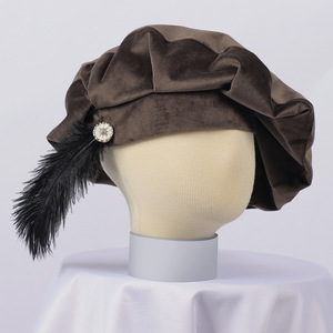 Boina Medieval Unisex con Pluma, Gorro Tudor de Gamuza con Pluma, Gorro de Ministrante, Gorro Renacentista Isabelino - Product Image 4