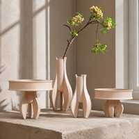 Vase en céramique beige pour fleurs et plateau décoratif avec base géométrique sculpturale, décoration de table moderne pour la maison