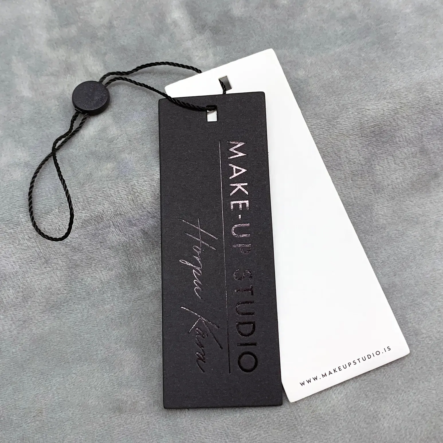 Aangepaste Luxe Gerecycled Label Reliëf Custom Hang Tag Speciale Kartonnen Cadeau Merknaam Hangtags Voor Kleding Eigen Logo Tags