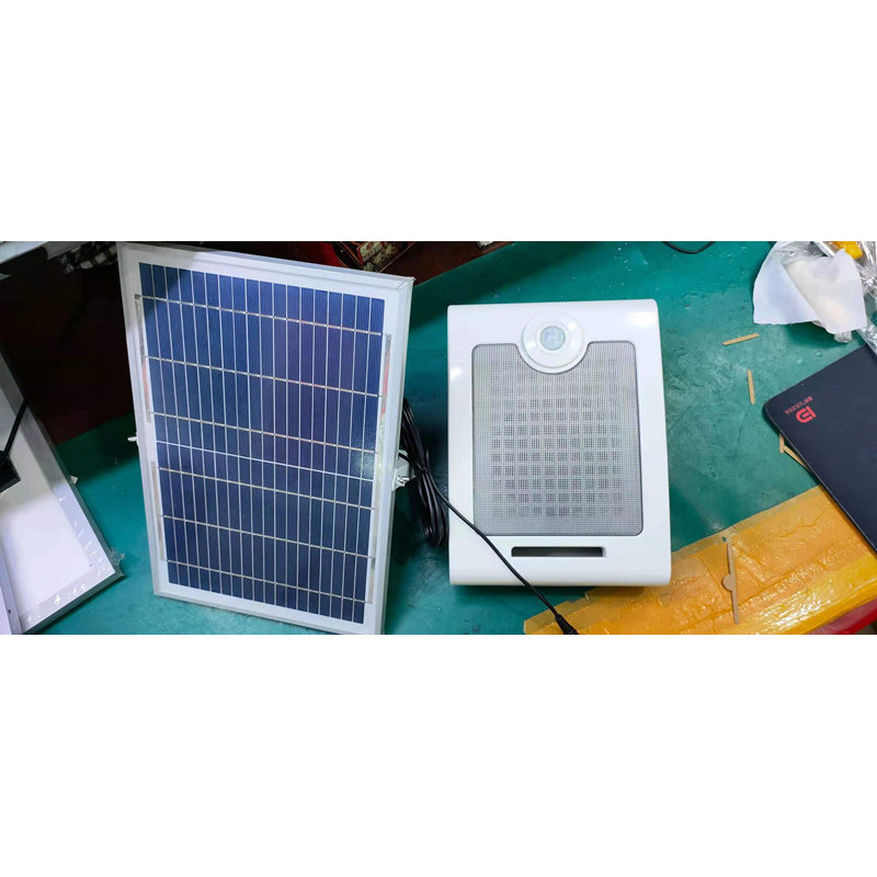 Avec des panneaux solaires