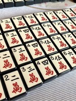 Tuiles de Mahjong à cadre noir très vendues avec faces de jeu de couleur ivoire, caractères chinois, points et motifs de bambou
