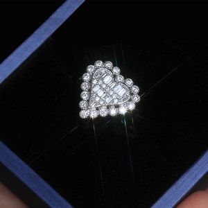 Anello Geometrico a Cuore Traforato per Donne, Gioiello da Dito Scintillante e alla Moda - Product Image 2