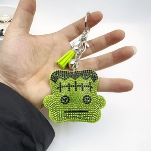 Colgante para coche o bolso con diseño de personaje de dibujos animados, de terciopelo coreano, con diamantes termoadhesivos, cabeza pequeña verde y adornado con diamantes. - Product Image 1