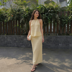 เดรสยาวคอ halter ผ้าฝ้ายแฟชั่นใหม่ สไตล์ลำลองสำหรับฤดูร้อน แขนกุด สีเหลืองล้วน เหมาะสำหรับใส่ไปเที่ยวทะเลหรือวันหยุด - Product Image 1