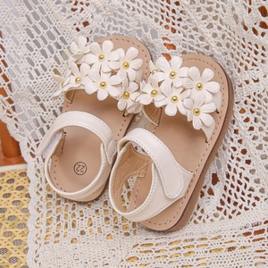 2024 estate sandali <span class=keywords><strong>eleganti</strong></span> da ragazza in stile principessa soletta morbida in PVC alla moda floreale con gelatina dolce <span class=keywords><strong>scarpe</strong></span> da spiaggia per ragazze - Product Image 4