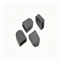 Embout rectangulaire en plastique noir avec bords arrondis et ouverture carrée