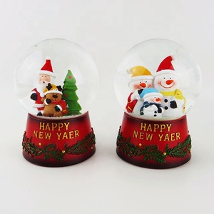 Globe de neige de Noël en résine, avec figurines de bonhomme de neige et de Père Noël, idéal pour les cadeaux - Nouveauté en promotion - Product Image 5