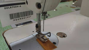 Máquina de Coser Industrial de Pespunte Recto de Una Aguja <span class=keywords><strong>JUKI</strong></span> DDL-8700 Totalmente Nueva con Mesa para Camisetas - Product Image 6