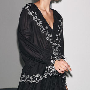 <span class=keywords><strong>Blusa</strong></span> nera da donna personalizzata di alta qualità <span class=keywords><strong>con</strong></span> ricami floreali bianchi maniche lunghe svasate Casual - Product Image 3