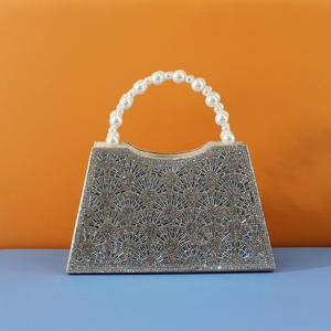 Borsa a Tracolla di Lusso con Manico Corto a Ventaglio con Perle e Cristalli, Design Elegante per Donne - Product Image 2