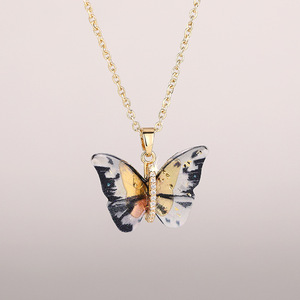 Collana con Ciondolo a Farfalla Placcata Oro in Resina Acrilica, Gioiello di Moda per Uso Quotidiano Femminile, Regalo con Catena a Maglia Fine - Product Image 1