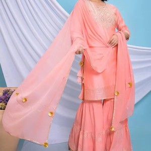 Elegante traje sharara de color melocotón con intrincados bordados y dupatta a juego, perfecto para ropa festiva y de boda - Product Image 1