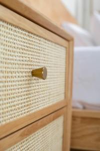 Table de chevet moderne durable faite à la main avec deux tiroirs de rangement, meubles en bois massif de haute qualité pour les chambres contemporaines de luxe - Product Image 3