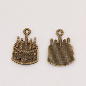 Ciondolo in lega dorata con incisione a forma di <span class=keywords><strong>torta</strong></span> di <span class=keywords><strong>compleanno</strong></span> a lume di candela per decorazione biglietti di auguri e feste - Product Image 2