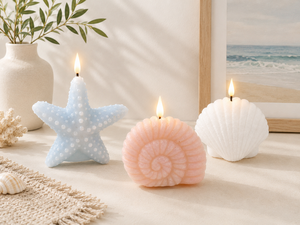 Bougie LED sans flamme en cire de soja naturelle, artisanale, parfumée, style côtière, décoration d'intérieur, avec décorations étoile de mer, coquillage et conque. - Product Image 1