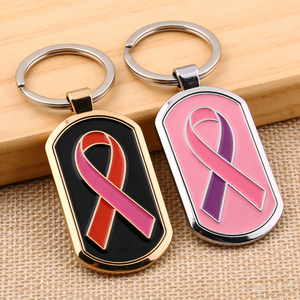 Porte-clés en métal de gros OEM, design ruban rouge émail doux, sensibilisation au <span class=keywords><strong>cancer</strong></span> du sein, pour clés de voiture, sac à dos, breloque, pendentif - Product Image 2