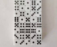 Dés polyédriques personnalisés en acrylique blanc et noir de 10 mm, coins carrés droits, pour jeux de société