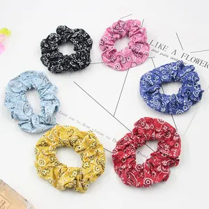 2020 Grosir Gelang Elastis Pengikat Kuncir Ekor Kuda Aksesori Scrunchies Kustom Cetak Bunga Wanita Scrunchies untuk Rambut