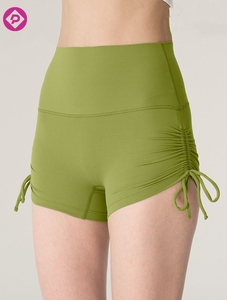 Shorts de yoga pour femmes avec logo personnalisé, sensation seconde peau, couleurs unies, plissés, avec cordon de serrage, sans ligne gênante, pour le fitness - Product Image 2